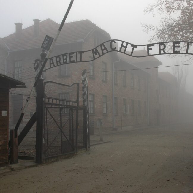 Muzeum-i-Miejsce-Pamieci-Auschwitz-Birkenau_Brama-Arbeit-Macht-Frei_fot.-ze-zbiorow-PMAB-scaled